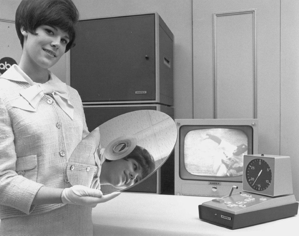 В 1967 году Ampex Corporation выпустила первую в мире полноценную коммерческую систему телевизионных повторов — Ampex HS-100